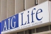 AIG продает активы, чтобы рассчитаться